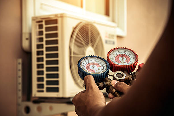 Professional Hvac technician working in Seabrook, TX